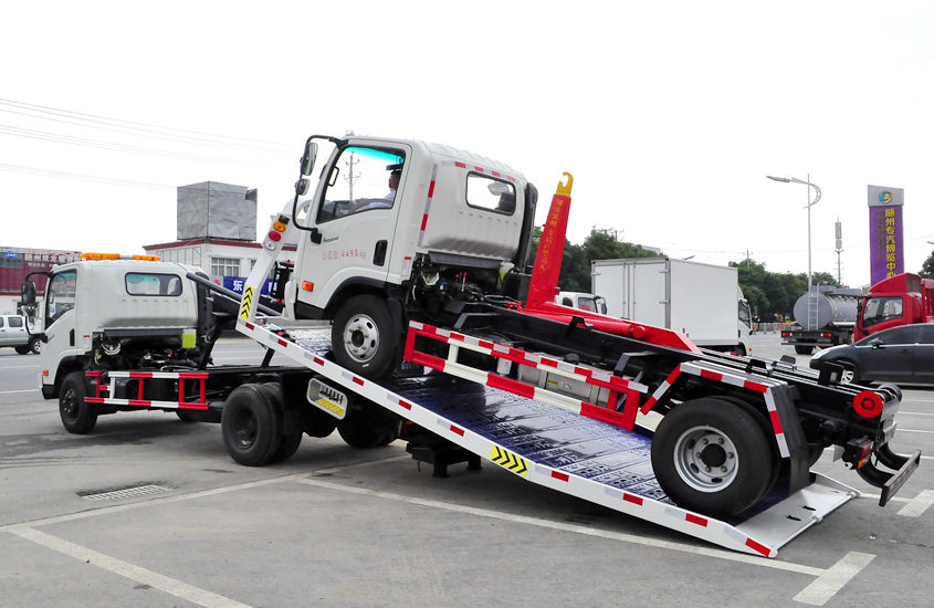 大運5.6米平板清障車拖車工作圖片